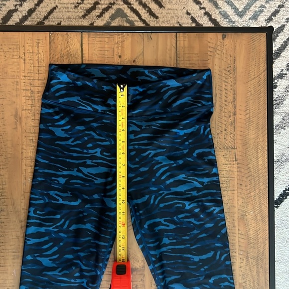 FABLETICS WOMEN'S Blue Camo Print Stretch Leggings - Picture 10 of 13